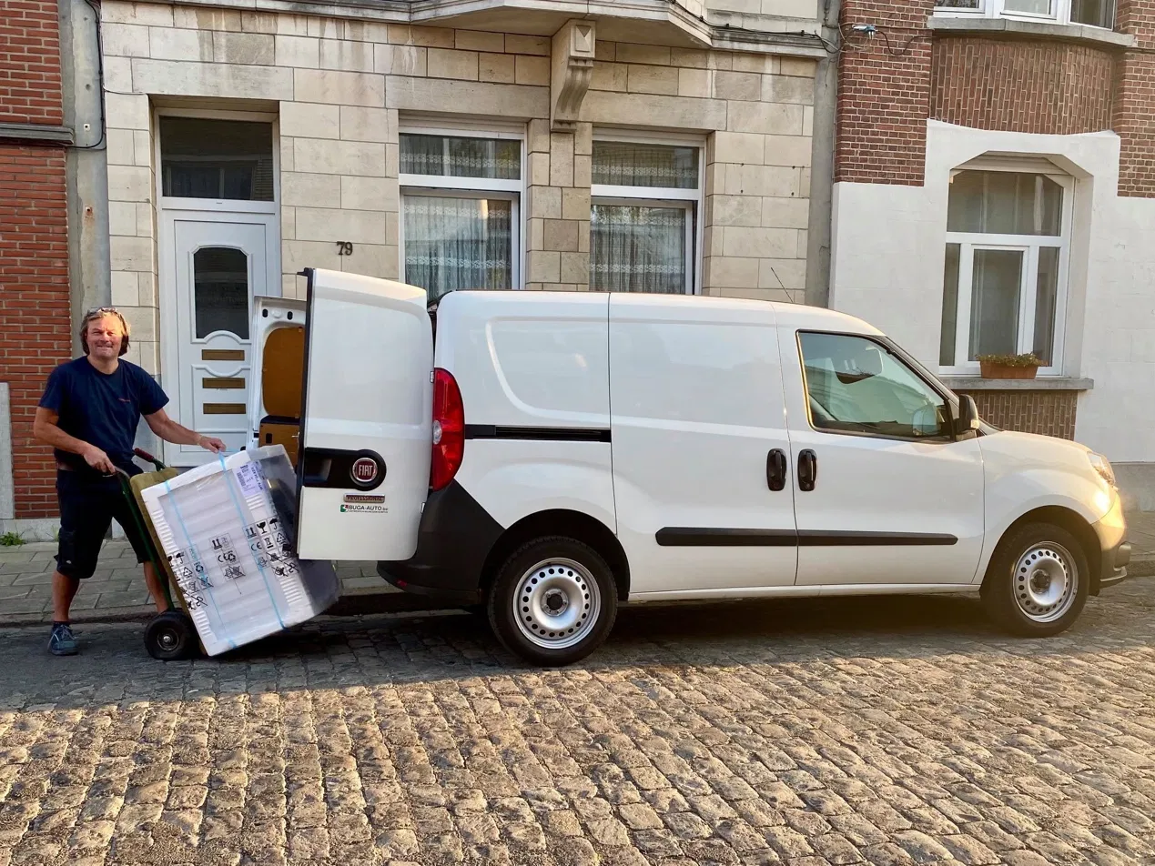 Onze technieker levert een toestel aan huis in Antwerpen